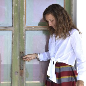 Camicia in cotone leggero con nodo in vita colore bianco design by Delfina Letizia