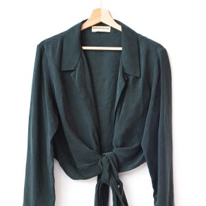 Camicia a incrocio in morbido cupro verde bosco con nastro