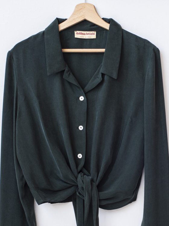 Camicetta in cupro verde bosco con nodo in vita