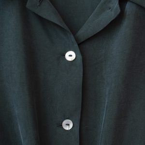 Camicetta in cupro verde bosco con nodo in vita