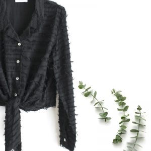 Camicetta in cotone nero con frange e nodo in vita by delfina letizia