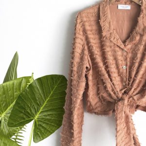 Camicetta in cotone rosa antico con frange e nodo in vita by delfina letizia