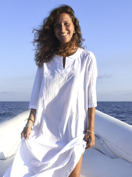 Casacca lunga copricostume in cotone bianco by Delfina Letizia