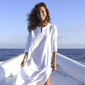Casacca lunga copricostume in cotone bianco by Delfina Letizia