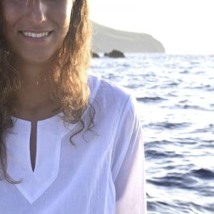 Casacca lunga copricostume in cotone bianco by Delfina Letizia